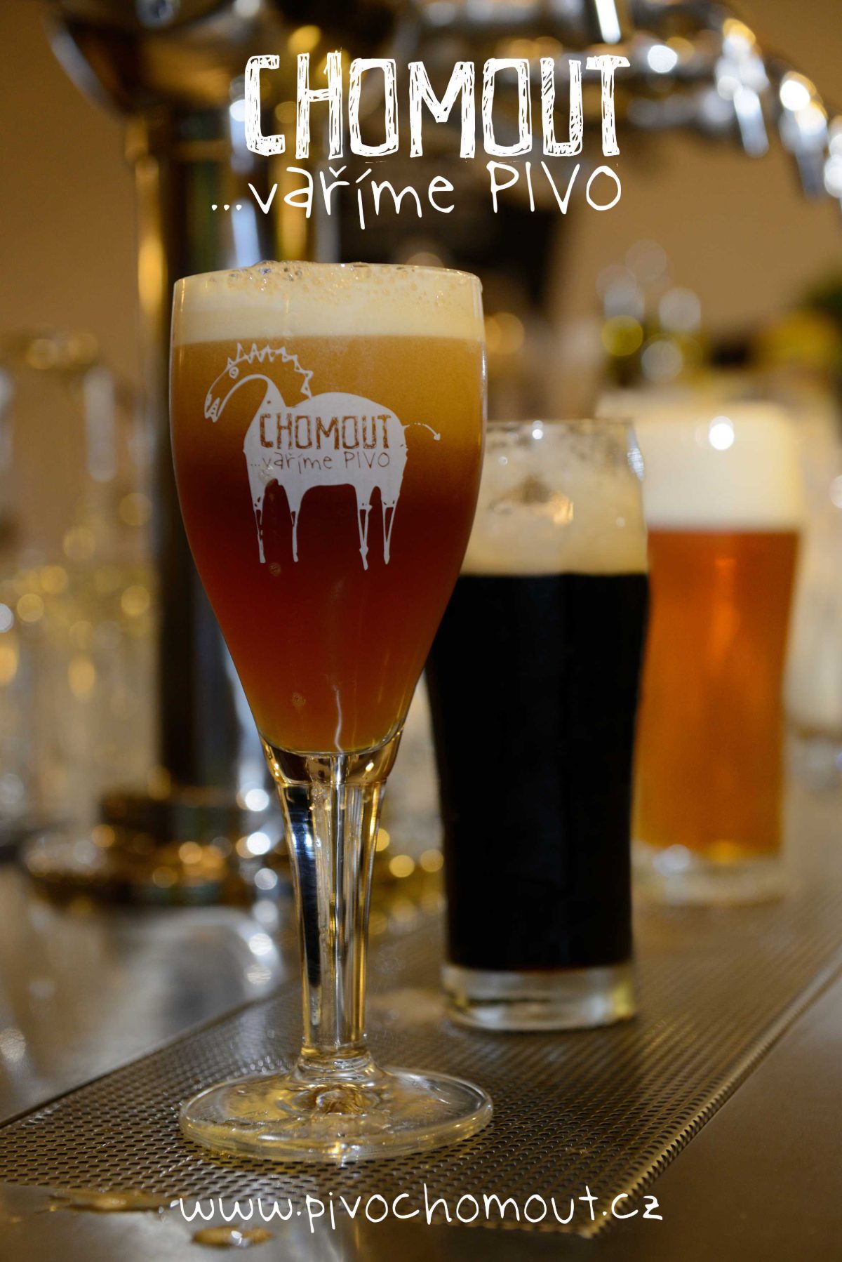 Sklenice piva na stole v zahrádce pivovaru